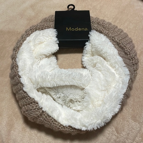 Modena - Infinity Scarf - Pink Knit, White Faux Fur - Picture 1 of 6